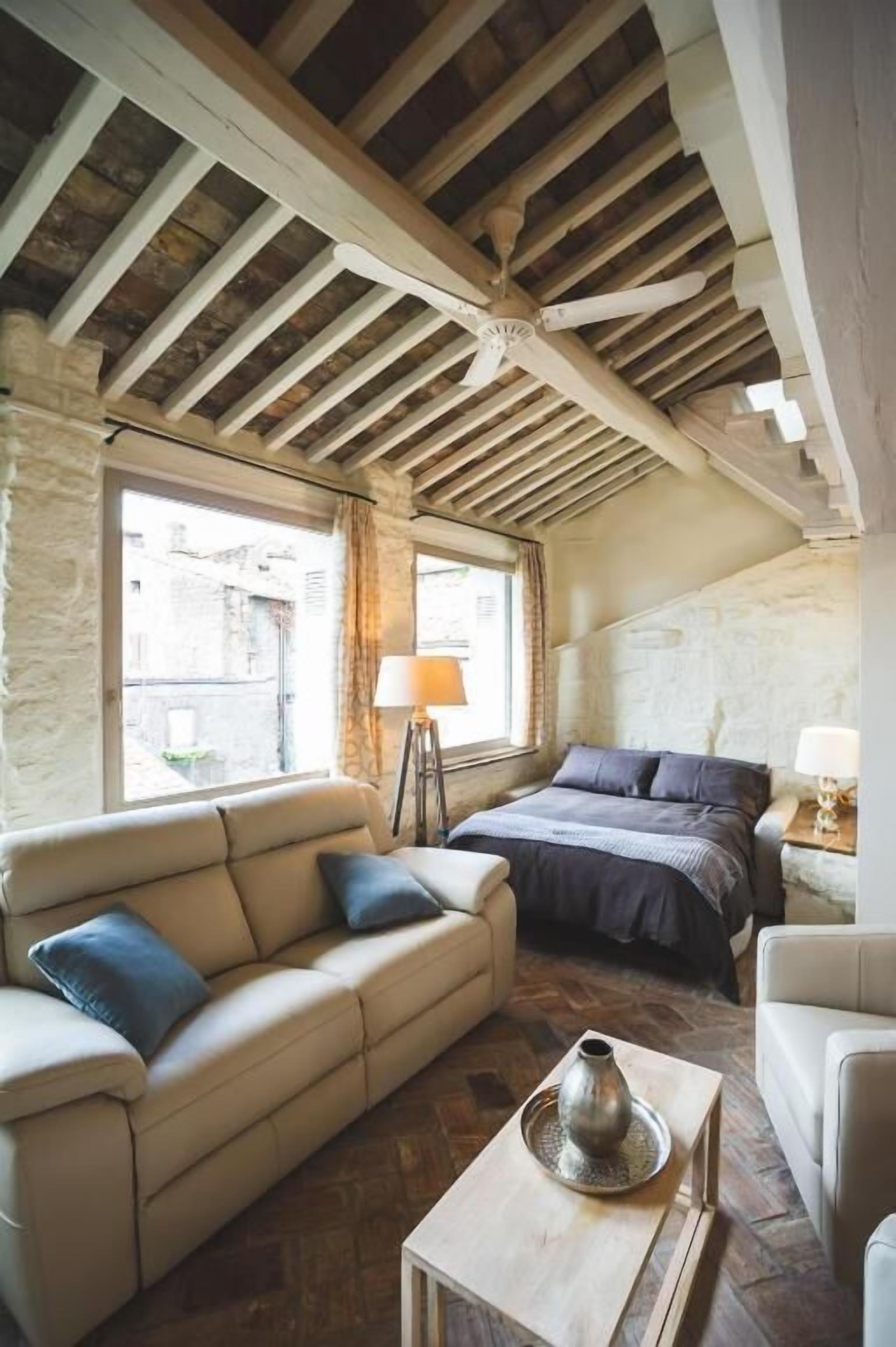 Deluxe-Suite, Balkon, Stadtblick | Wohnbereich