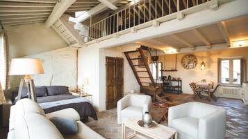 Deluxe-Suite, Balkon, Stadtblick | Wohnbereich