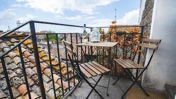 Deluxe-sviitti, parveke, kaupunkinÀköala | Ulkoruokailutilat