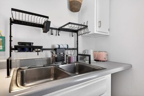 Cafetera y tetera y utensilios de cocina 