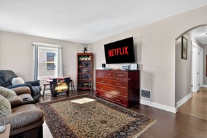 TV - Exclusive one-story retreat close to attractions! (Louisville)
