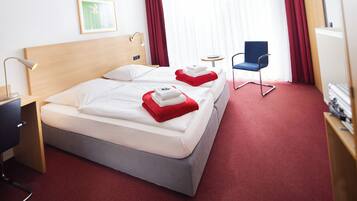 Doppel- oder Zweibettzimmer | Schreibtisch, laptopgeeigneter Arbeitsplatz, Verdunkelungsvorhänge