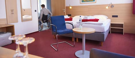 Dobbelt- eller tomannsrom – basic | Skrivebord, skrivebord for bærbar PC og blendingsgardiner