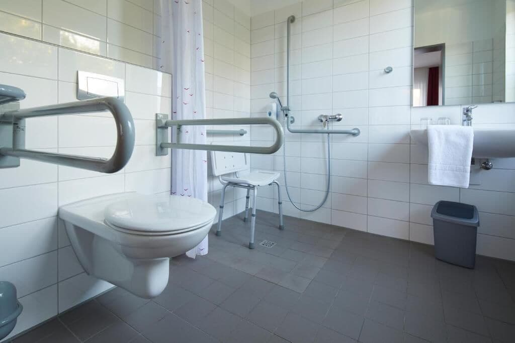Basic Double or Twin Room | Bathroom