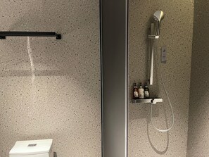 Kahden hengen luksushuone (kaksi sänkyä), kaupunkinäköala | Kylpyhuone | Suihku, hiustenkuivaaja, pyyhkeet, sampoo