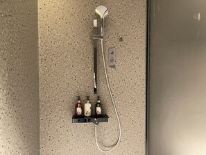 Kahden hengen comfort-huone | Kylpyhuone | Suihku, hiustenkuivaaja, pyyhkeet, sampoo