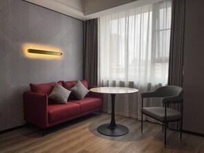 Luxury-Doppelzimmer, Stadtblick | Wohnbereich