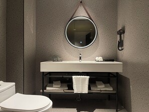 Chambre Double Affaires, vue ville | Salle de bain | Douche, sèche-cheveux, serviettes fournies, shampoing