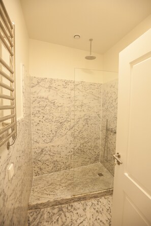 Shower, hair dryer, towels - FLH Restauradores Bright & Chic Flat with Balcony (Lisboa ciudad)