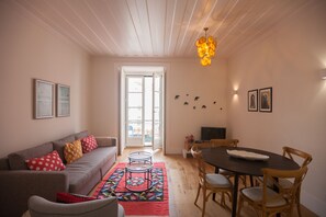 TV - FLH Restauradores Bright & Chic Flat with Balcony (Lisboa ciudad)
