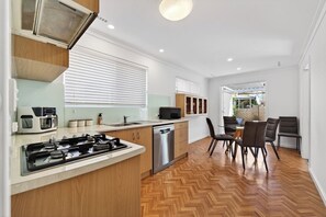 Fridge, microwave, oven, stovetop - The Courtyard Nook – Cottesloe Stay – Relaxed coastal living (Cottesloe)