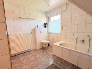 Serviettes fournies, savon, papier de toilette
