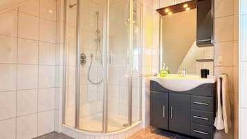 Serviettes fournies, savon, papier toilette