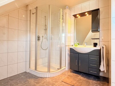 Modern vacation apartment within walking distance of Dankern Castle