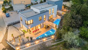 A modern two-story house with a swimming pool, outdoor seating, and a well-maintained garden. - Ultra-modern vacation home for 6 with swimming pool in Crikvenica (Crikvenica)