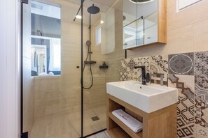 Een douche, een haardroger, handdoeken, zeep
