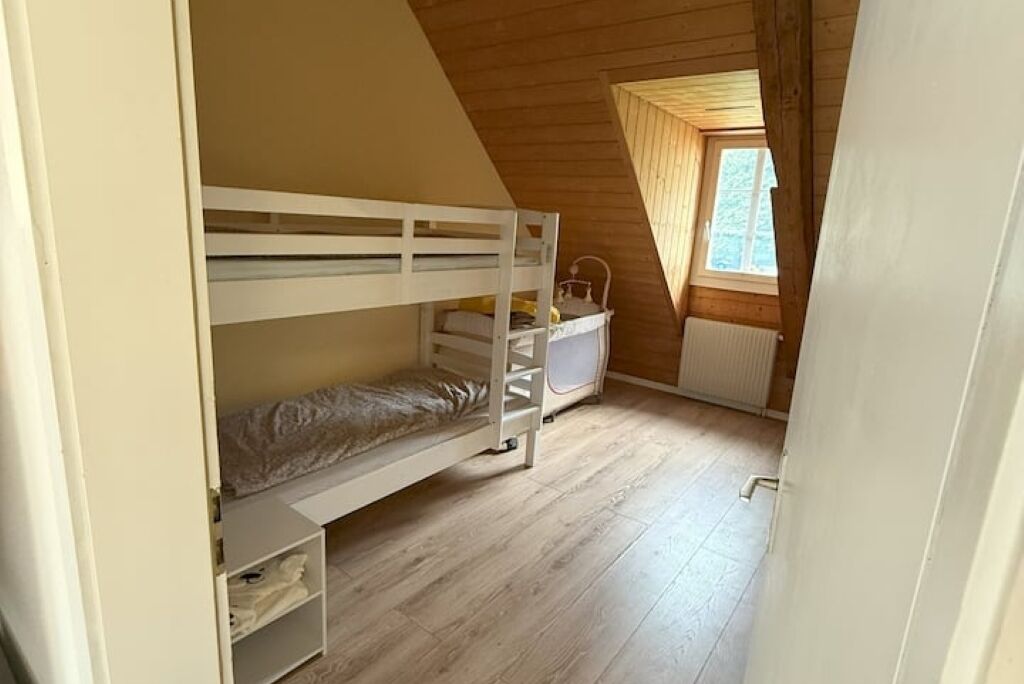 3 habitaciones, tabla de planchar con plancha, wifi y ropa de cama 