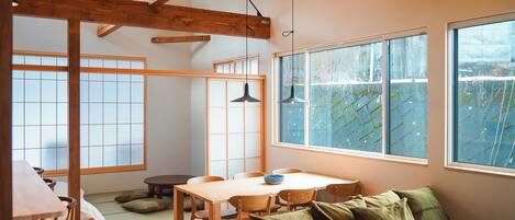 Deluxe House | Dining