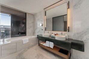 Comfort-sviitti, parveke | Kylpyhuone