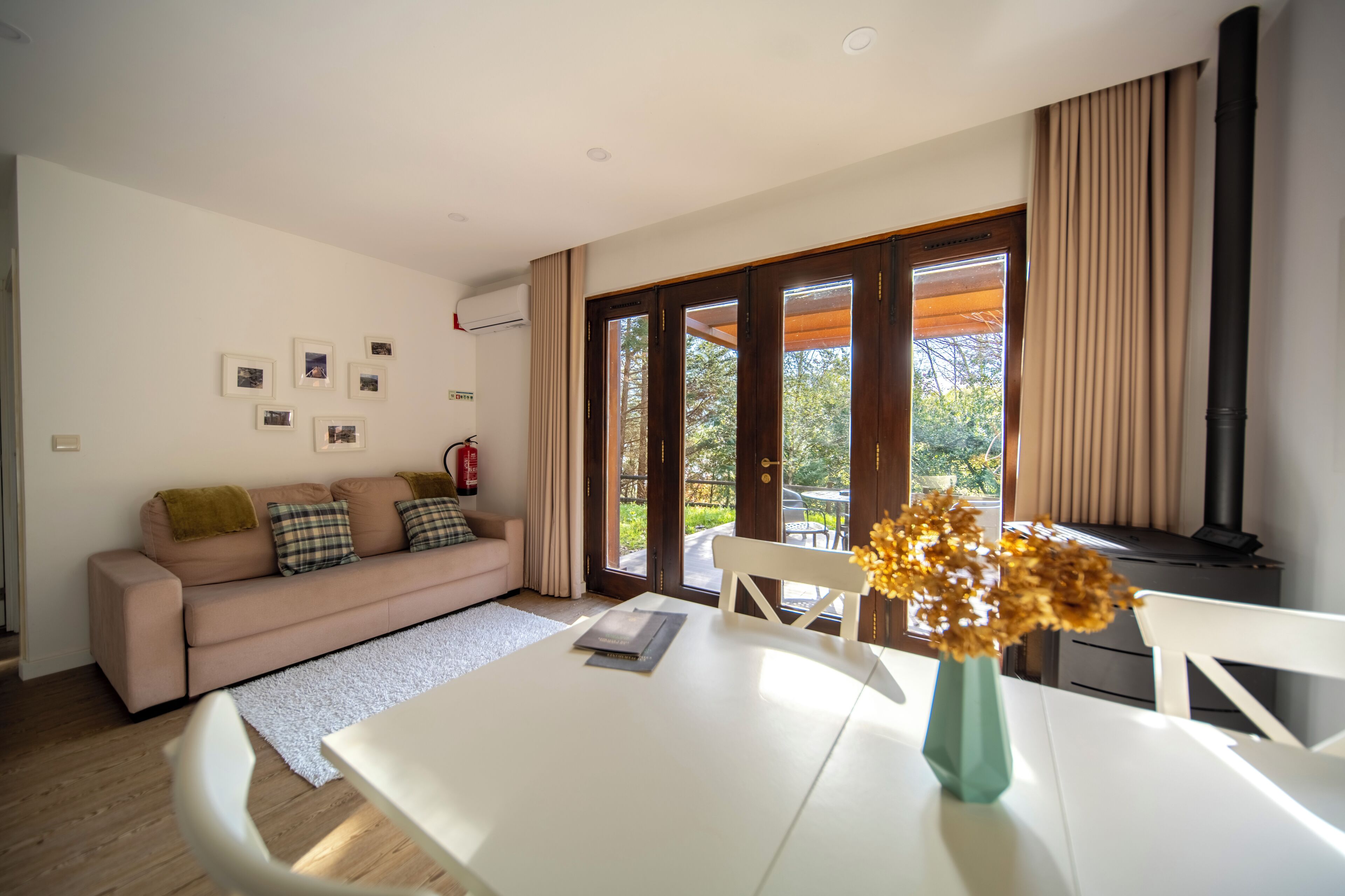 Villa familiar, vistas parciales al lago | Zona de estar