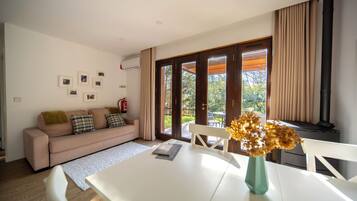 Family Villa, Partial Lake View | Living area