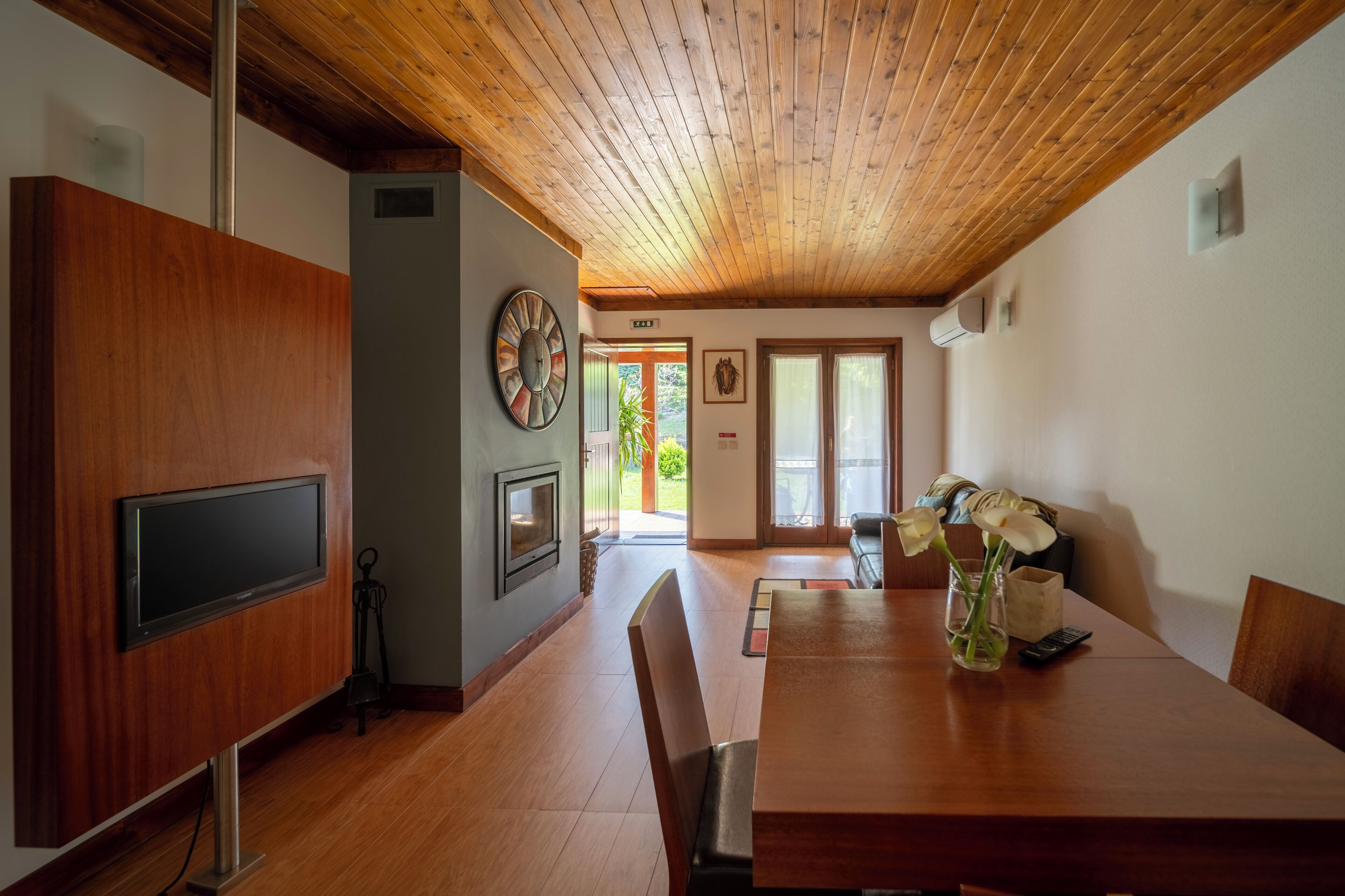 Villa familiar, vistas al jardín | Zona de estar | Una chimenea