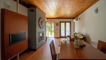 Villa familiar, vistas al jardín | Zona de estar | Una chimenea
