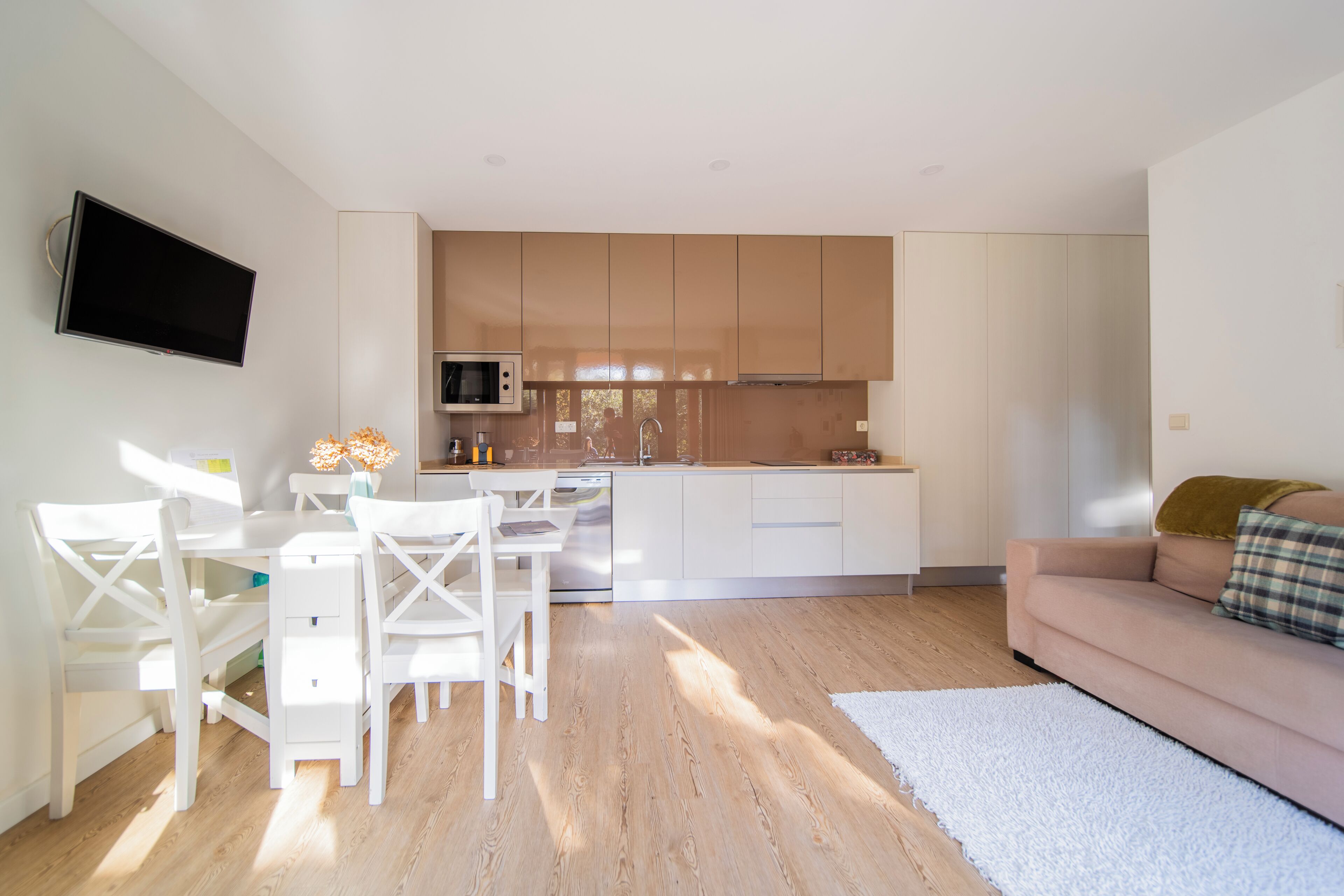 Villa familiar, vistas parciales al lago | Cocina privada | Frigorífico, trona infantil y plancha