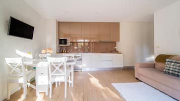 Villa familiar, vistas parciales al lago | Cocina privada | Frigorífico, trona infantil y plancha