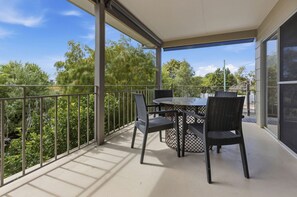 Outdoor dining - Offers the perfect base for a classic coastal escape. (Paynesville)