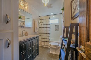 Shower, hair dryer, towels, soap - The Bygone Bungalow: Pet Friendly + Flex room/ office + Fenced yard & Fire pit (Black Mountain)