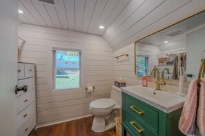 Shower, hair dryer, towels, soap - The Bygone Bungalow: Pet Friendly + Flex room/ office + Fenced yard & Fire pit (Black Mountain)