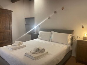 2 bedrooms, iron/ironing board, travel cot, free WiFi
