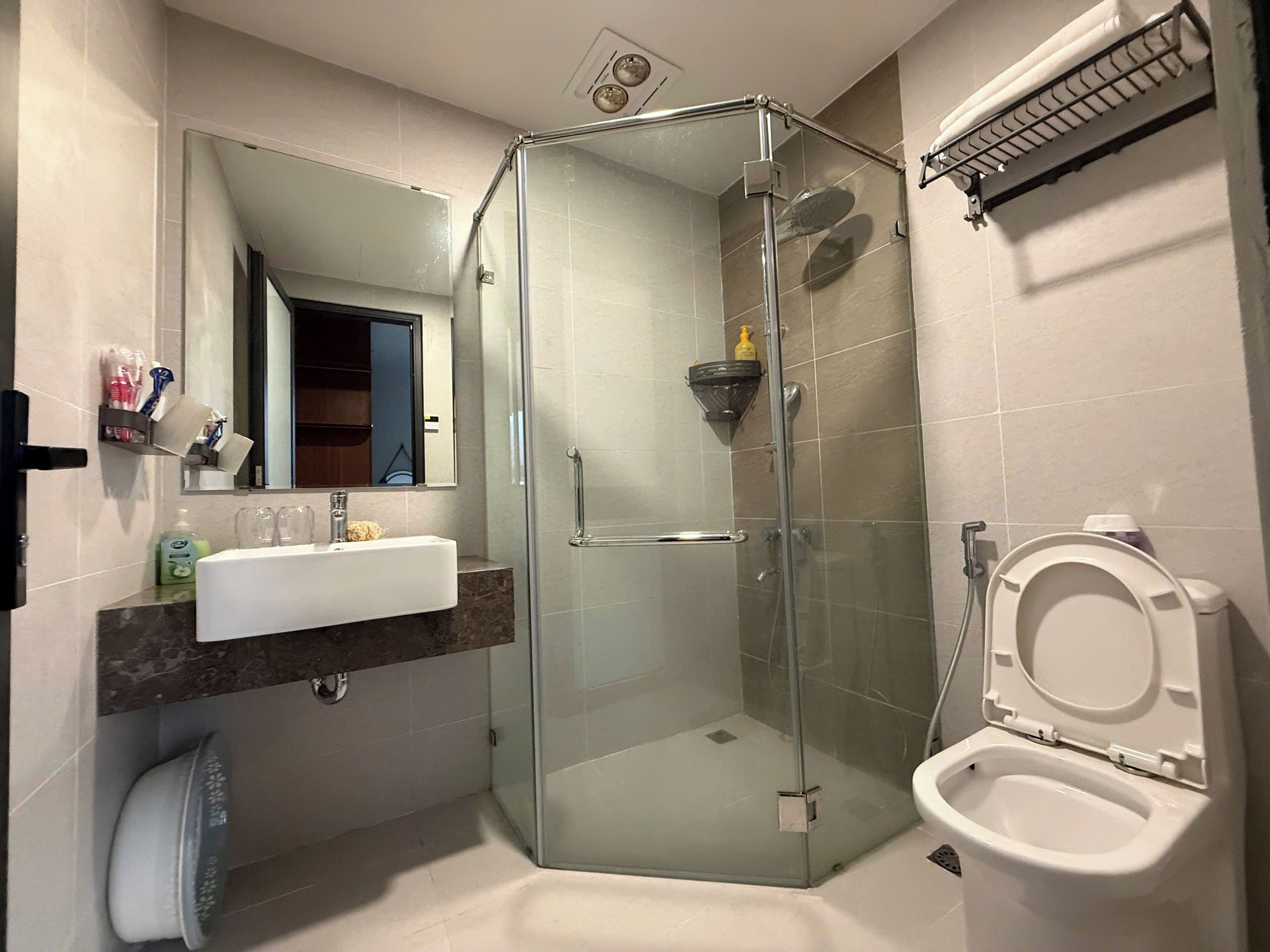 Doccia, asciugacapelli, bidet, asciugamani