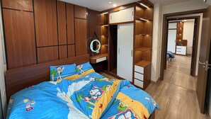 Un dormitorio con cama, armario y espejo.