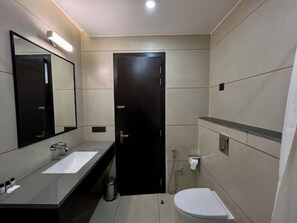 Classic Double Room | Bathroom - Hotel Mango Groves (Kotdwar)