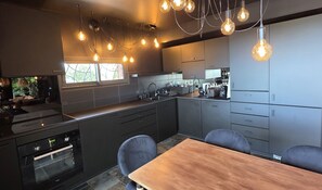 Frigorífico, microondas, horno y placa de cocina