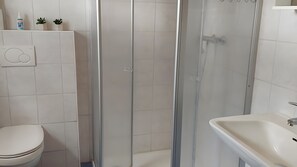 Douche, sèche-cheveux, serviettes fournies