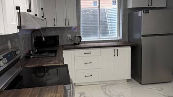Réfrigérateur, four à micro-ondes, un four, surface de cuisson