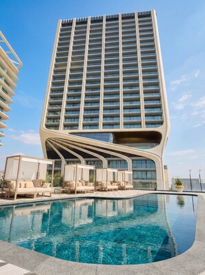 A heated pool - 6th Floor Mercury Suite Apartment with Pool Access (Saint Julian's)