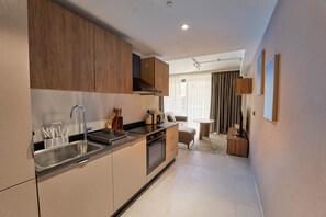 Fridge, microwave, oven, stovetop - Stylish Mercury Suites Apartment  With Rooftop Pool (Saint Julian's)