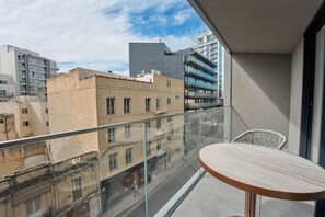 Outdoor dining - Modern Mercury Suites Apartment With Rooftop Pool (San Ġiljan)