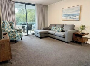Smart TV, DVD player - Coastal Breeze Nelson Bay: King Bed, Spa bath, Private balcony, Resort pool (Nelson Bay)