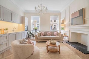 TV - Elegant 1-Bed Flat in the Heart of Bath - VAT Q (Bath)
