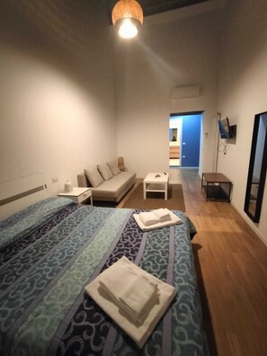 Room - Cozy double room with private bathroom in historic building (Napoli)