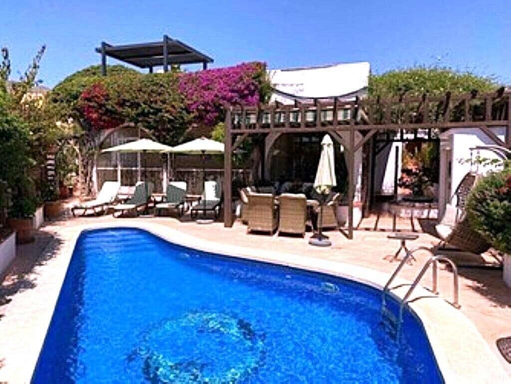 Una piscina al aire libre