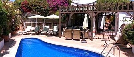 Una piscina al aire libre