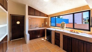Eine Küche mit Fenster, Spüle und Geschirrspüler.