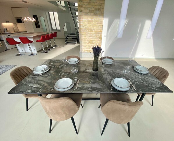 Unclassified image, 1 of 1, button