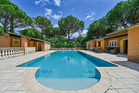 Pool. Les Terrasses – Villa with Pool in a Peaceful Setting